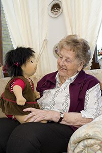 abuelita con muñeca